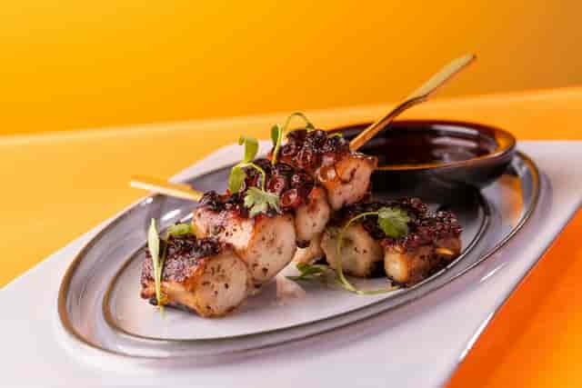 High-end passed hors d'oeuvres at Ling Ling Mexico City, ideal for corporate event catering.