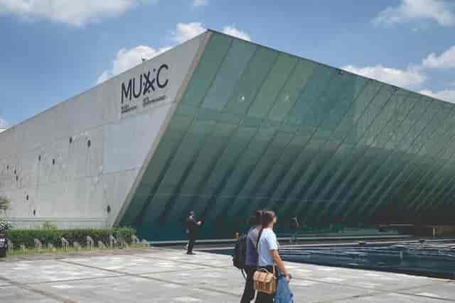 Contemporary Galería Central museum venue for corporate events and product launches.