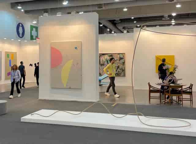 Minimalist trade show booth design for art gallery networking at Flux Zone exhibition.