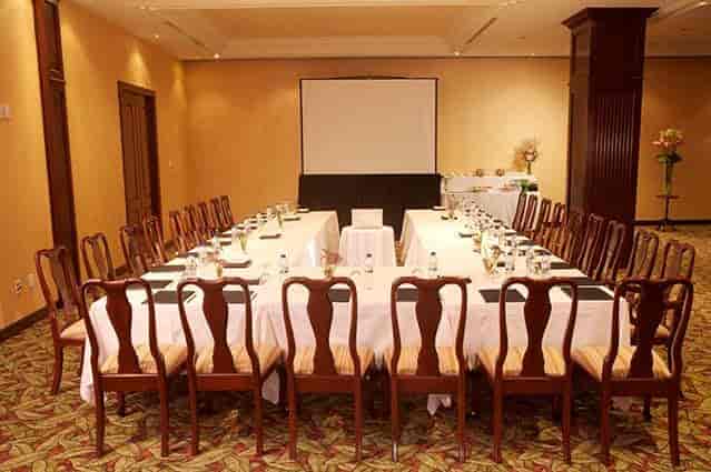 Suite King boardroom, U-shape table setup for corporate meetings and business presentations.