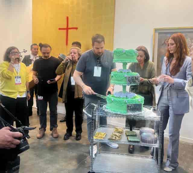 DIY gallery event with conference credentials and mismatched decor in Galería L.