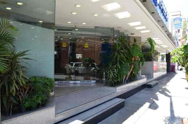Hotel Estoril entrance with stairs, featuring venue accessibility and event planning site.