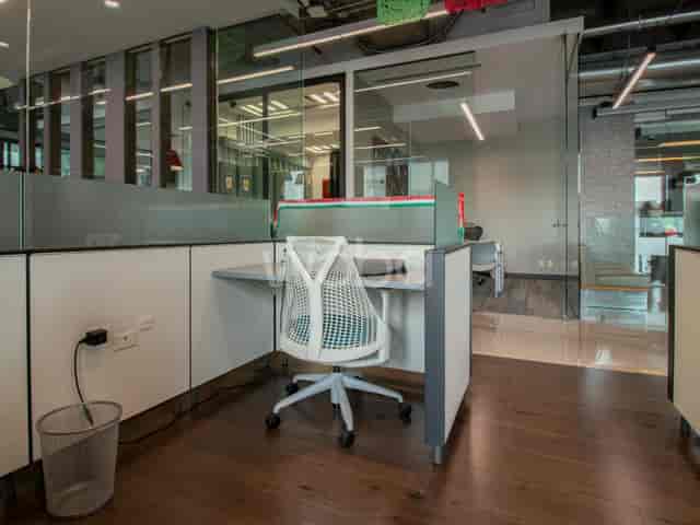 Executive room at IOS Offices Corporativo Condesa with individual workstation for business meetings.