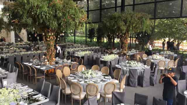 Upscale garden event venue at Jardín Los Cedros with integrated trees for wedding or gala seating.