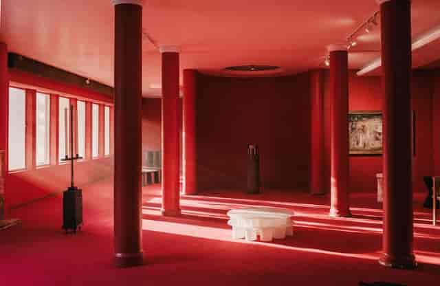 Minimalist gallery at Galería MASA with columns, ideal for brand activations and art receptions.