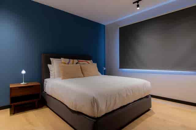 Modern hotel room in Condesa, featuring blackout shades for conference stays and business travel.