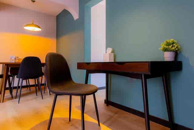 Modern Condesa huddle room with minimalist furniture for corporate meetings and team collaboration.