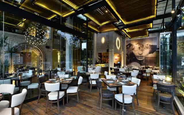 Chic private dining secret garden for corporate dinners and stylish networking events.