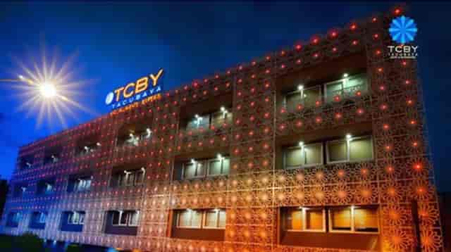Modern Hotel Tacubaya bar exterior with architectural lighting for corporate events.