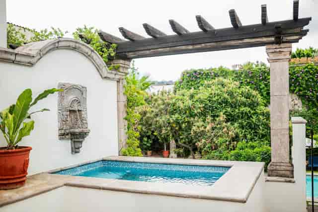 Patio Santa Elena: upscale courtyard for VIP networking and luxury event retreats.