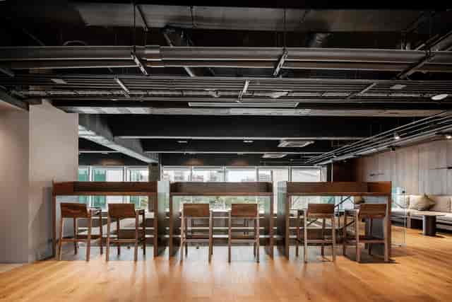 Industrial-chic meeting room at PUBLICO REFORM 333 for flexible networking and workspace events.