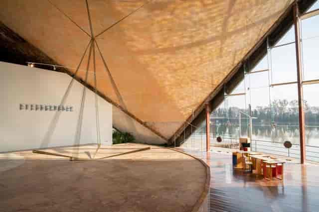 Minimalist Rebollar art studio with high ceilings, ideal for brand activations and art exhibitions.