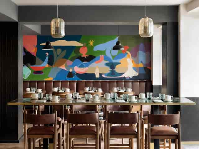 La Caña Bar: Art-forward lounge for intimate breakout sessions and upscale private dinners.