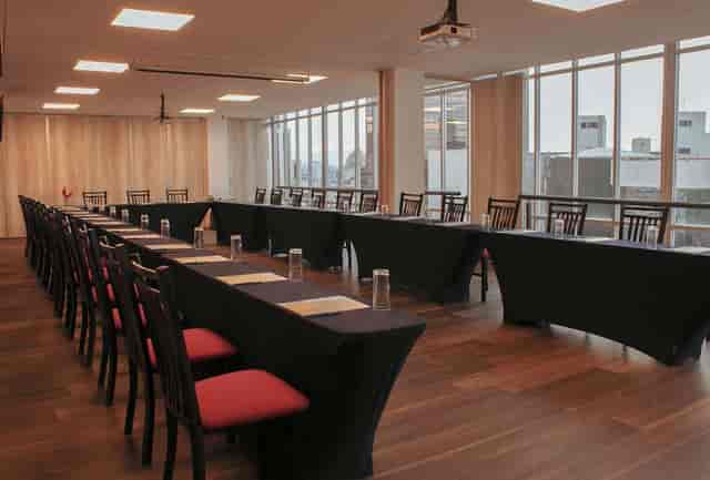 U-shaped board meeting room at Hotel Fontan Reforma with natural light for corporate events.