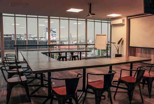 U-shape boardroom at Hotel Fontan Reforma with natural light for collaborative workshops.