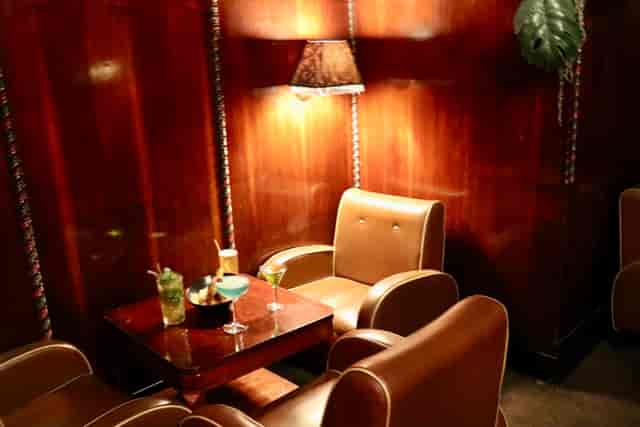 VIP breakout lounge at Salón Bach with mid-century seating for B2B networking events.