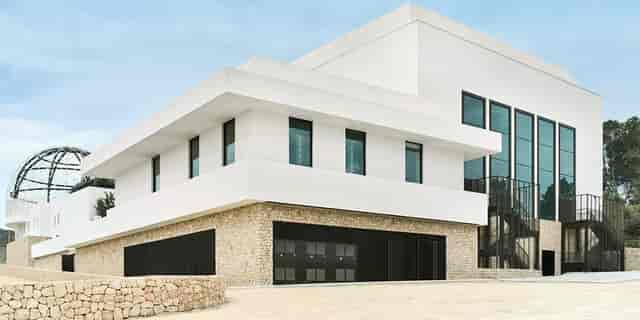 Modern UNVRS main floor venue for corporate retreats and upscale conferences.