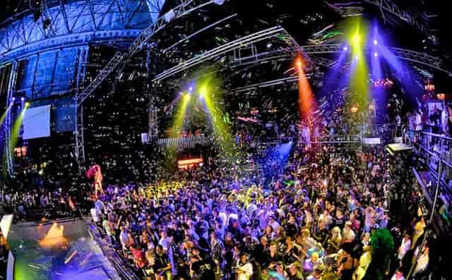 UNVRS disco club event featuring dynamic truss lighting for high-energy nightlife galas.