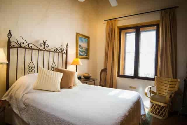 Dated hotel room in Las Terrazas, perfect for budget travel or nostalgic vacation stays.
