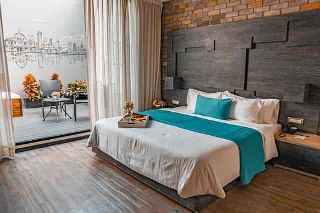 Restaurante MX hotel suite with private terrace for executive travel and VIP corporate events.