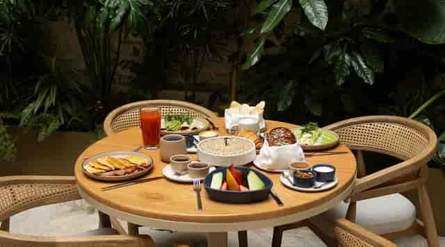 Aquiles Restaurant: Elegant table setting for high-end VIP breakfast and board meetings.