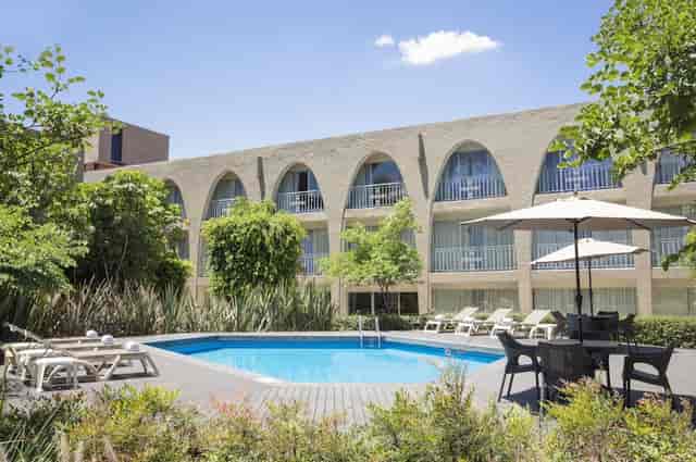 Fiesta Inn Plaza Central Aeropuerto resort-style breakout space for incentive retreat networking.