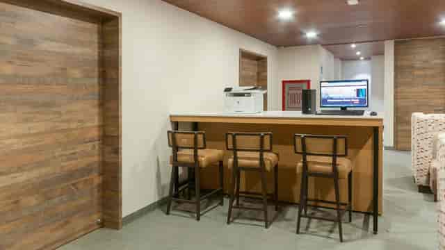 Hotel business center with printer at Holiday Inn Express Mexico Basilica for corporate meetings.