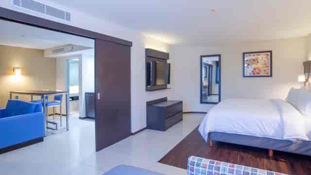 Modern meeting suite at Holiday Inn Express Mexico Basilica for business travel and remote work.