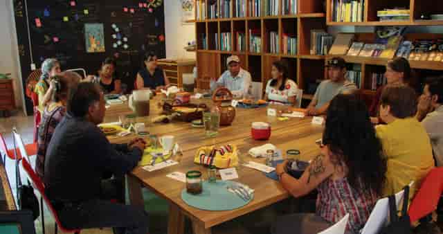 Collaborative workshop at Salón Huev@ with communal table for creative events and networking.