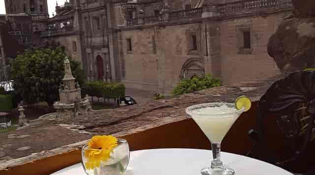 VIP welcome reception at La Casa de las Sirenas historic venue.