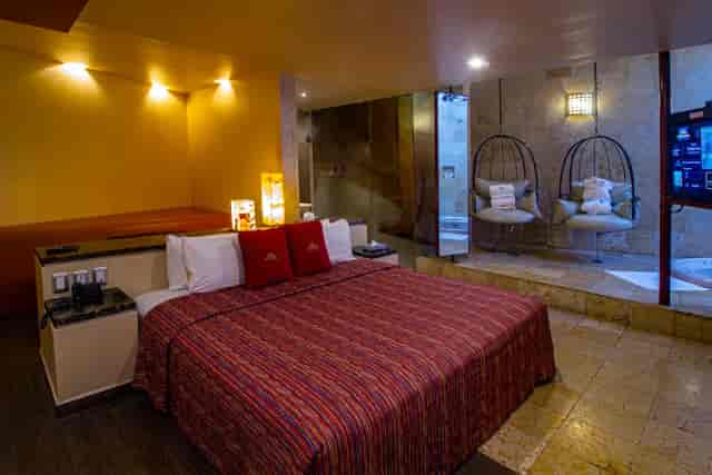 Suite Sencilla at Motel Piramides: Unique room with whirlpool tub for boutique lifestyle getaways.