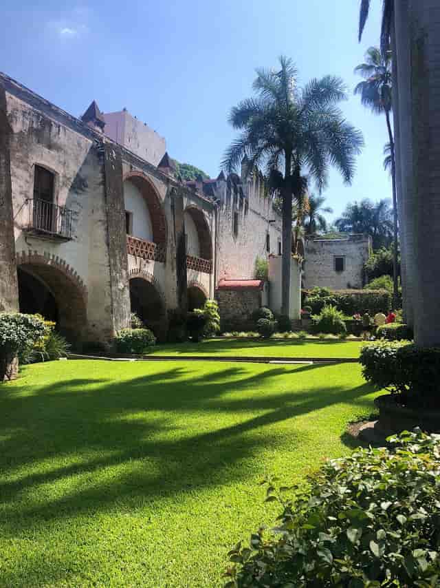 El Restaurante at Hacienda Vista Hermosa: historic outdoor venue for elegant cocktail receptions.