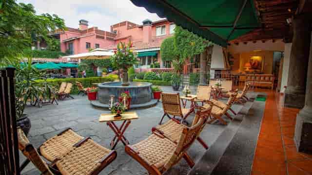 Mediterranean outdoor dining area with fountain, perfect for corporate networking and workshops.