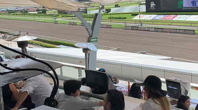 Restaurante 1943: VIP trackside suite with monitors for corporate events and hospitality hosting.