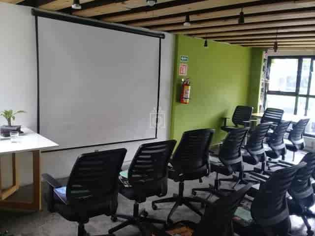 El 3er Espacio classroom meeting room with ergonomic seating for workshops and team briefings.