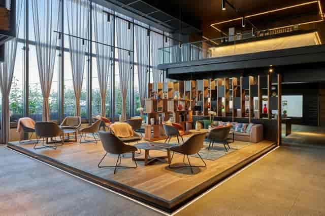 Salon Lauda breakout lounge at Fiesta Americana Viaducto for corporate retreats and networking.