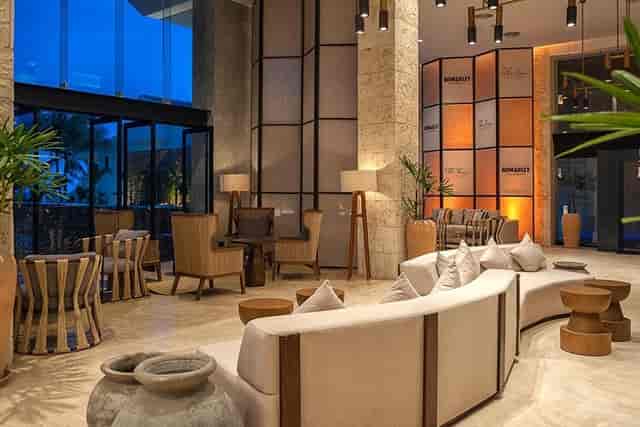 Manglar Lobby Bar, contemporary resort design, VIP breakout space, corporate event networking.