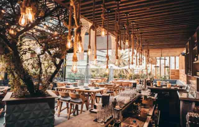 Biophilic rooftop terrace at Eventos Stark for corporate networking and upscale events.