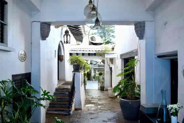 Indoor terrace at Las Casas B+B with Mediterranean design, ideal for boutique events and galas.