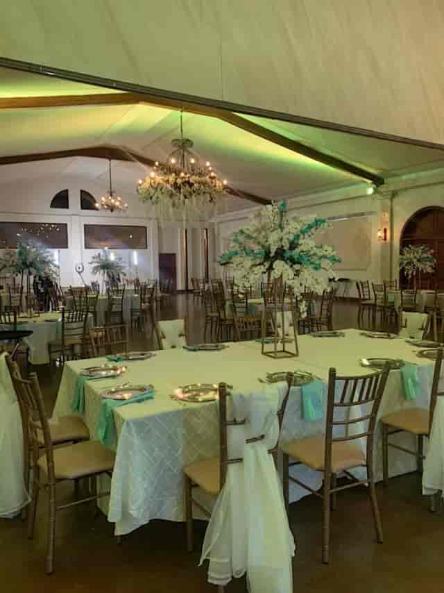 Hacienda de San Nicolás wedding venue with elegant floral centerpieces for formal gala dinners.