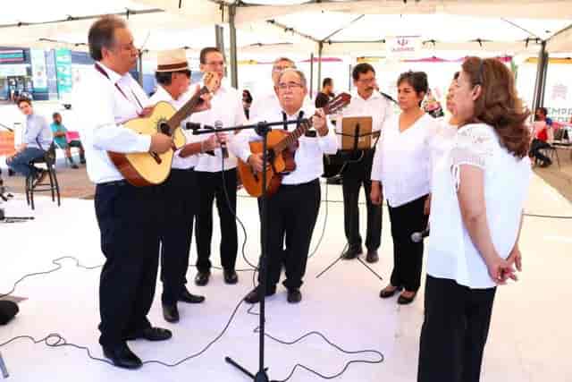 Live ensemble performance at Museo Regional de La Laguna auditorium event marquee.