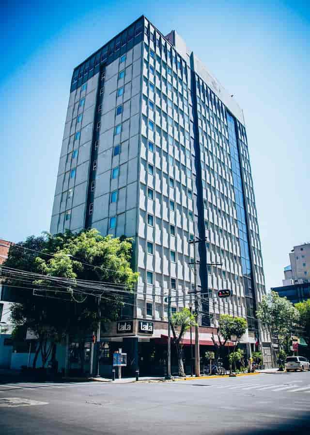 Laila Hotel CDMX: High-rise corporate hotel exterior for business meetings and events.