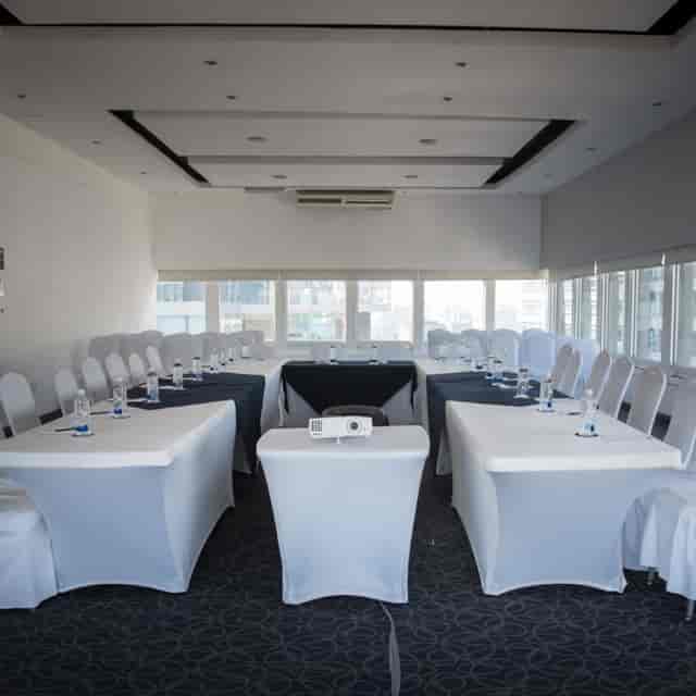 U-shape boardroom at Baluarte Laila Hotel CDMX for collaborative corporate meetings and workshops.
