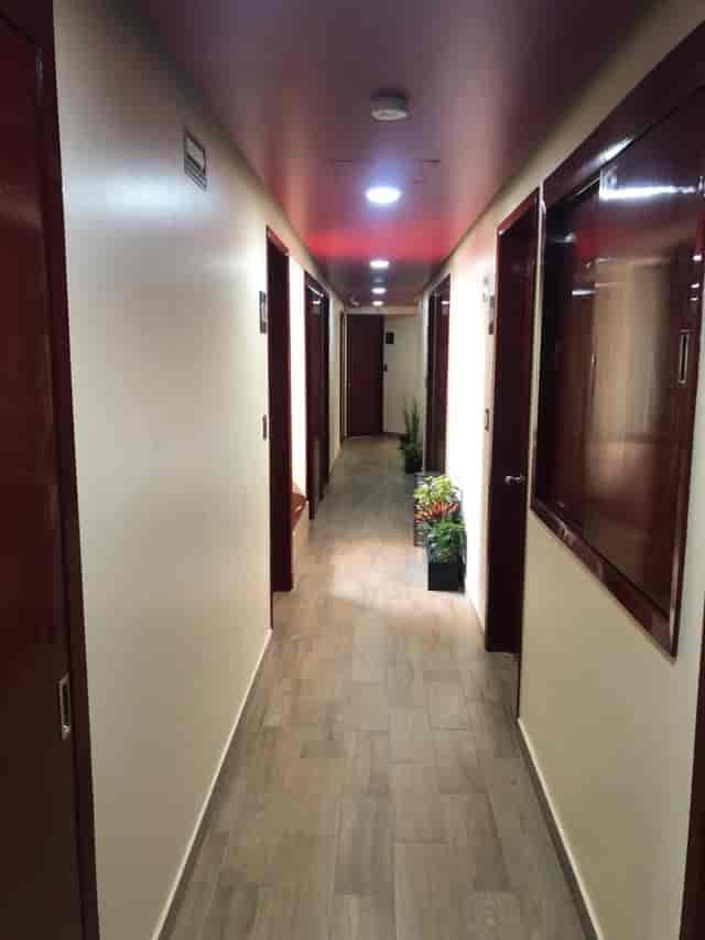 Dated hotel corridor at Hotel Jard Inn, featuring narrow hallways for event logistics.