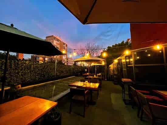 Alelí Rooftop venue with ambient string lighting for corporate receptions and networking mixers.