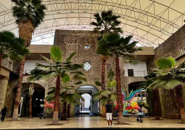 Mercado Leandro Valle indoor-outdoor venue with vaulted ceilings for gala and product launch events.