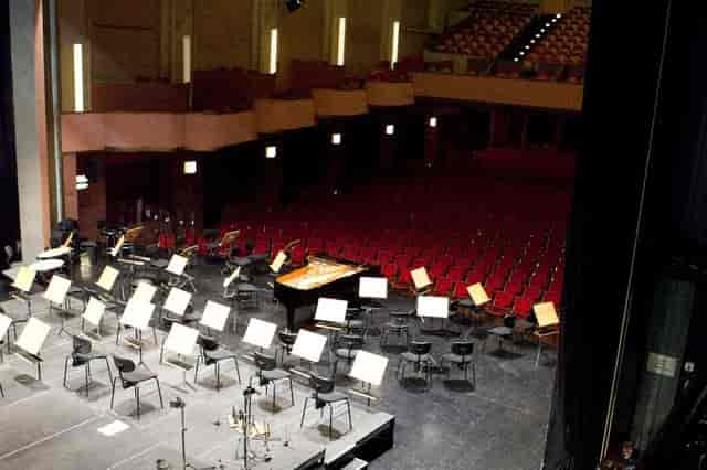 Salle Métropole tiered stage for chamber orchestra concert event.