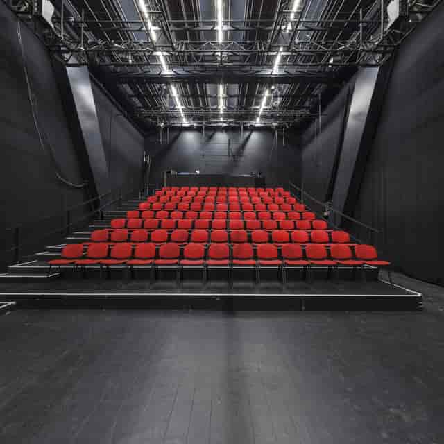 La Passerelle black-box theater with tiered seating, ideal for corporate presentations and events.