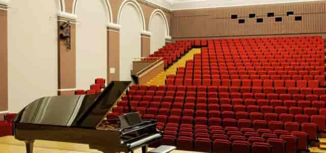 Salle Paderewski auditorium with tiered seating for corporate presentations and keynote events.