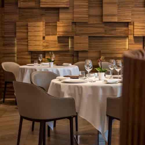 Sophisticated cocktail bar at Le Berceau des Sens for VIP networking and executive lunches.
